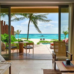 Studio con letto king size con vista sulla spiaggia